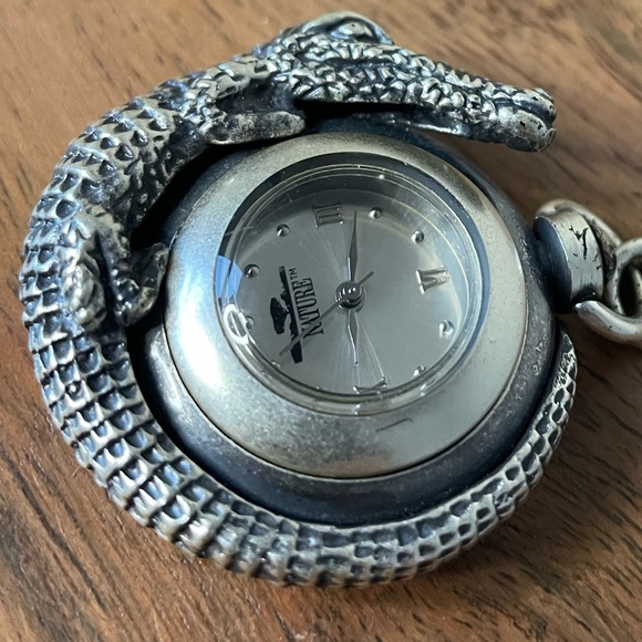 Jewelry - Vintage alligator timepiece